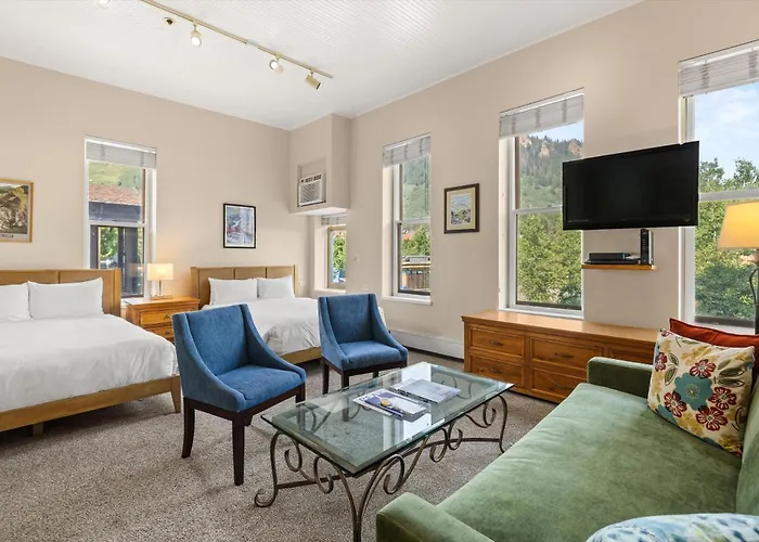 Independence Square 213, Spacious Hotel Room With 2 Queen Beds, Wet Bar, And Sitting Area Aspen
