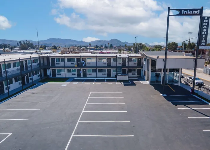 Inland Inn & Suites