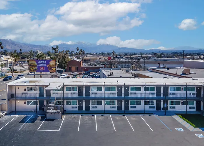 Inland Inn & Suites