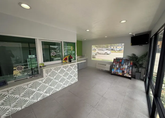 Hi-Way Host Motel