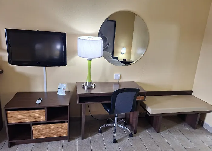 Super 8 By Wyndham Weslaco