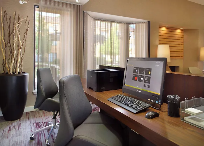 Courtyard By Marriott Fayetteville