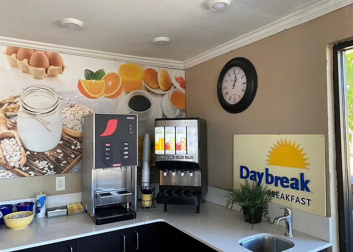 Days Inn By Wyndham St. Petersburg Central