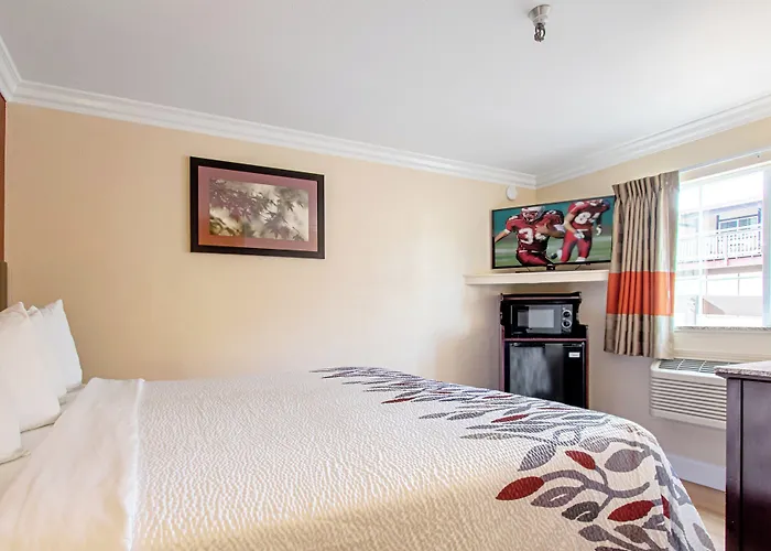Red Roof Inn & Suites Monterey