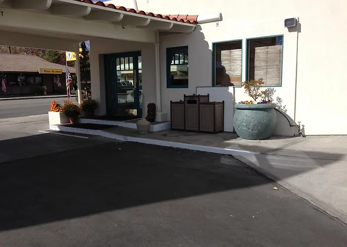 Lone Pine Hotels