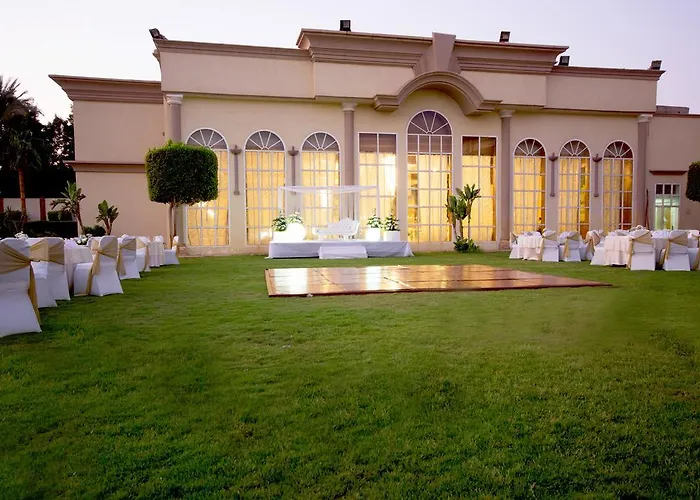 Cataract Pyramids Resort Kafret el-Gabal