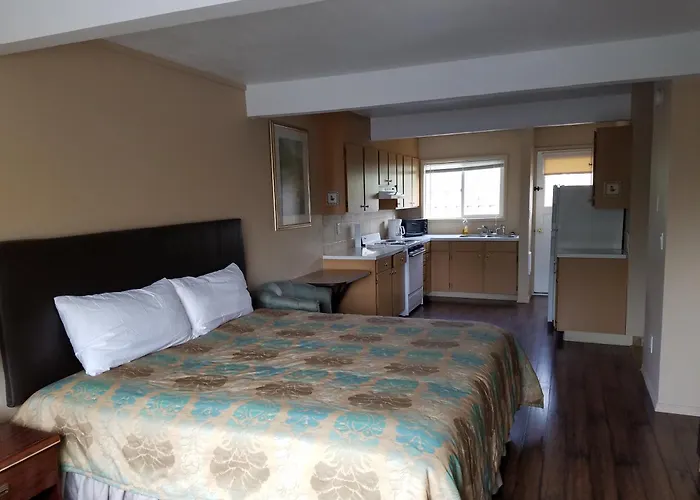 Townhouse Inn & Suites