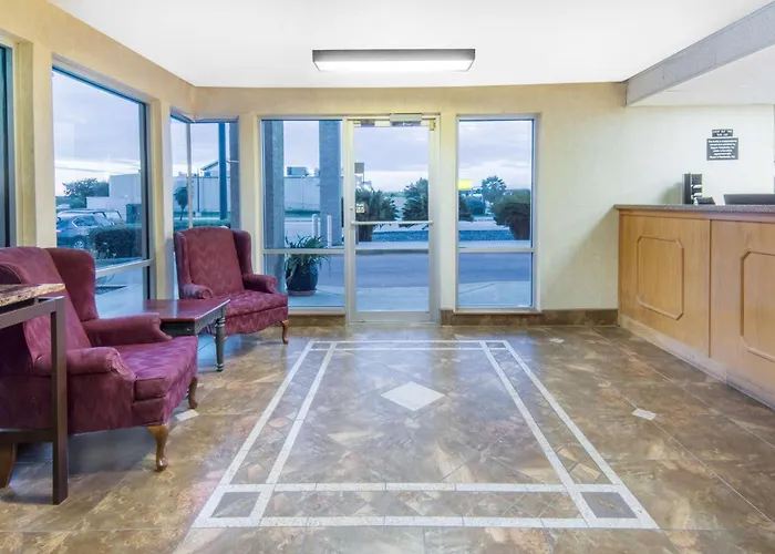 Super 8 By Wyndham Seguin Hotel