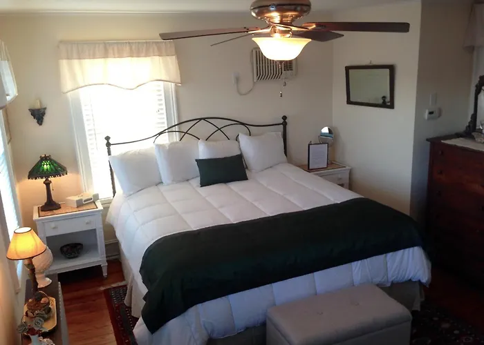 Greenport Hotels
