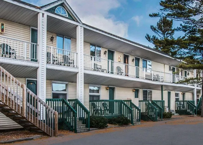 Econo Lodge Bayview Mackinaw City