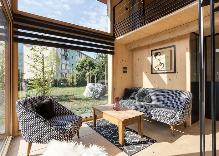 Les Lodges, by Refuges en ville
