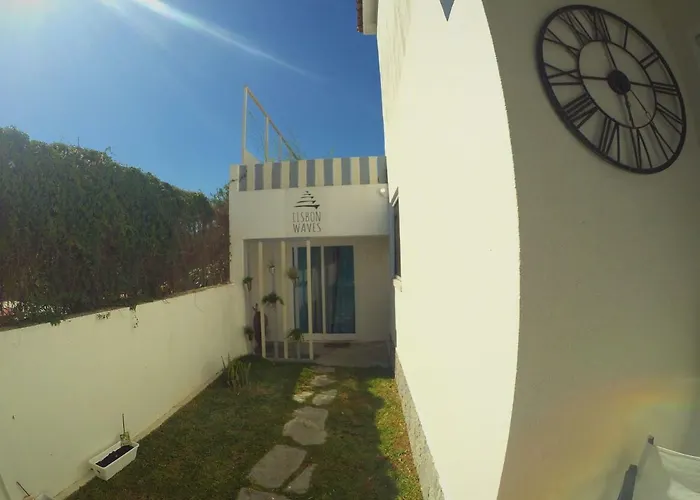 Lisbon Waves Surf Lodge Almada
