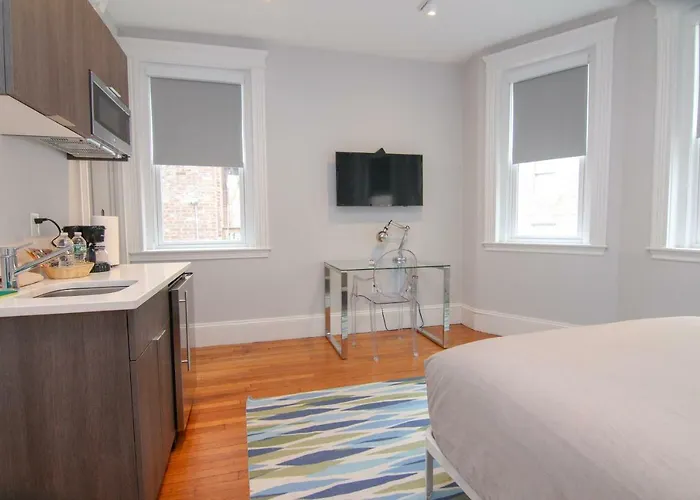 A Stylish Stay W/ A Queen Bed, Heated Floors.. #33 Brookline